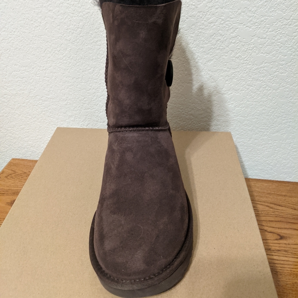 Ugg bailey button size 8